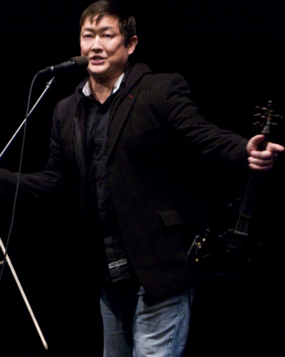 Dave Kim performing with an electric violin on the TEDx stage